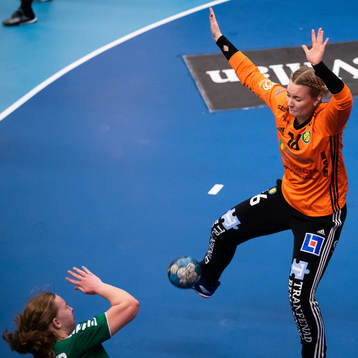 Sävehofs målvakt Wilma Kroon Andersson räddar ett skott
