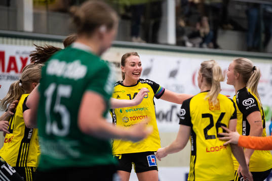 Sävehofs Linnea Pettersson med lagkamrater jublar