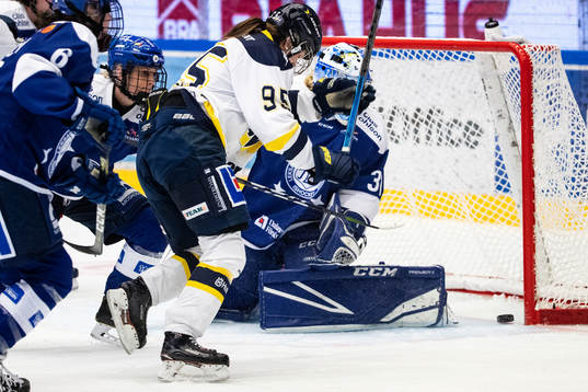s Maja Jakobsson gör 2-3 bakom Leksands målvakt Julia
