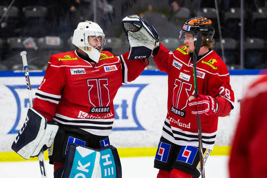 Örebros målvakt Jhonas Enroth och Linus Arnesson jublar