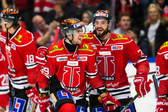Örebros Jordan Boucher och Nick Ebert jublar