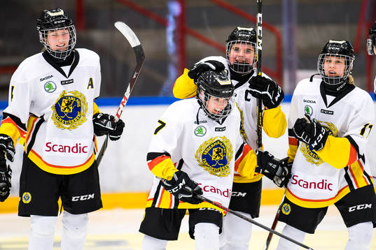 Södermanlands Alice Wallin jublar med lagkamraterna