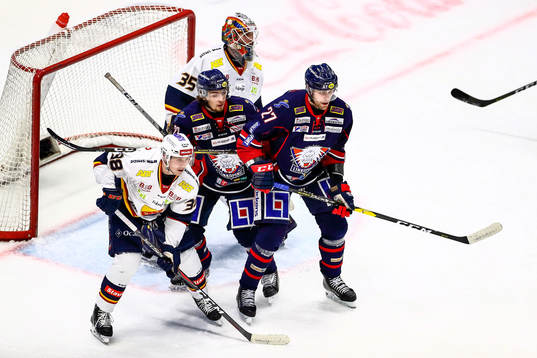 Djurgårdens Olle Alsing och målvakt Robin Jensen,