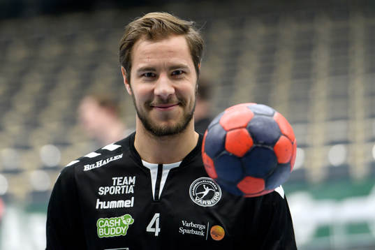 Varbergs Daniel Lindroos före handbollsmatchen i