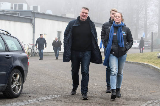 Thomas Sivertsson på väg in i arenan före