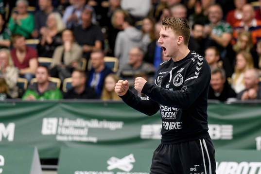 Varbergs målvakt Carl Aronius jublar