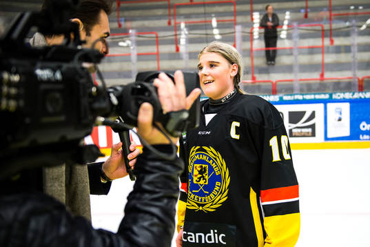 Södermanlands Lova Blom  blir intervjuad av SVT