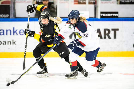 Södermanlands Lova Blom  och Stockholms Aoife Leacy i kamp