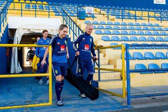 Elin Rubensson och Caroline Seger ankommer till en träning