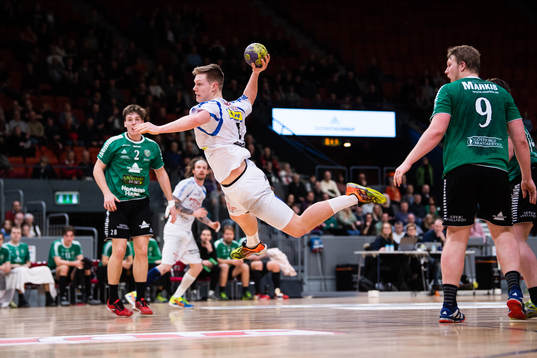Redbergslids Melker Norrman skjuter