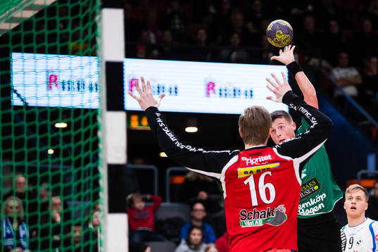 Önnereds Samuel Strömberg skjuter