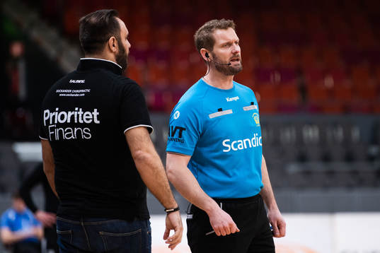Redbergslids tränare Jasmin Zuta diskuterar med domare