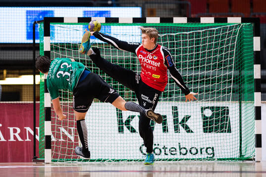 Önnereds Mirko Vicentijevic och Redbergslids målvakt
