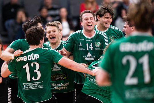 Önnereds Jonas Daglund jublar med lagkamrater