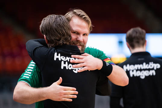 Önnereds tränare Tommy Atterhäll och Rasmus Just kramas