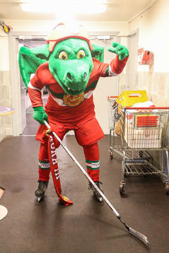 Draken innan ishockeymatchen i SHL mellan Mora och Brynäs
