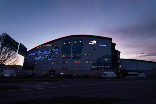 Exteriör vy över Kinnarps Arena i solnedgång