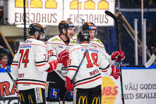 Örebros Anton Hedman jublar med lagkamrater