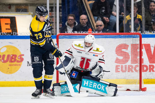 s Sebastian Wännström framför Örebros målvakt Jhonas