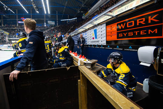 s Kristofer Berglund sitter i båset