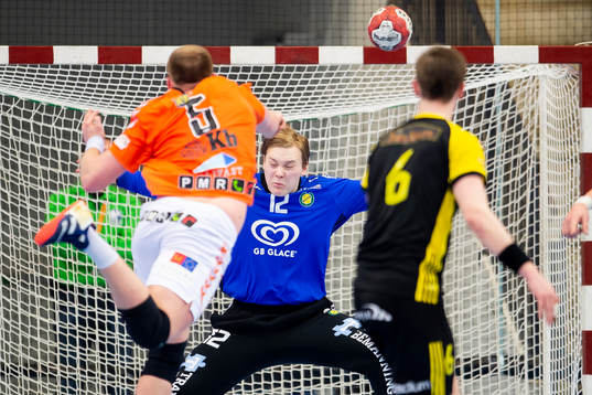 Kristianstads Arnar Freyr Arnarsson skjuter förbi