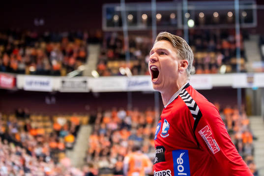 Kristianstads målvakt Leo Larsson jublar