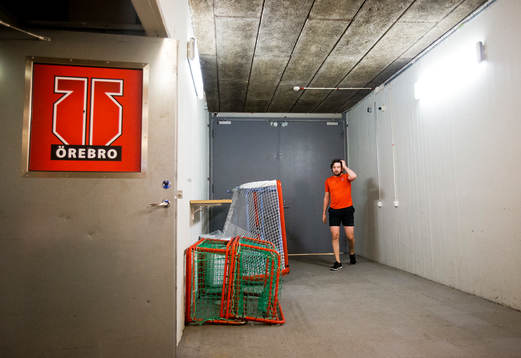 Örebros målvakt Jhonas Enroth värmer upp