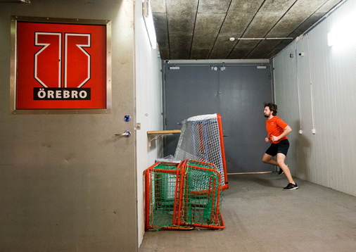 Örebros målvakt Jhonas Enroth värmer upp