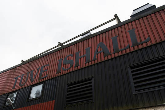 Exteriör detalj av Tuve ishall
