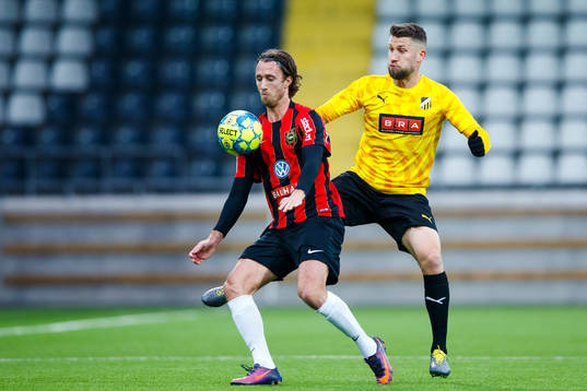 Brommapojkarnas Philip Hellqvist och Häckens Joona Toivo