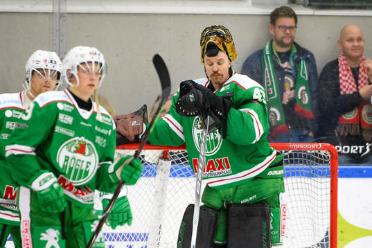 Rögles målvakt Justin Pogge deppar