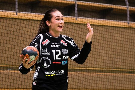 Skurus målvakt Evelina Eriksson jublar