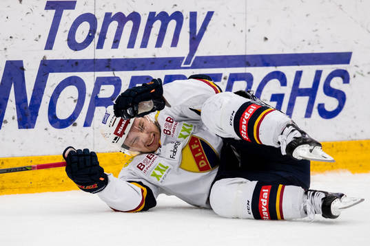 Djurgårdens Sebastian Strandberg grimaserar