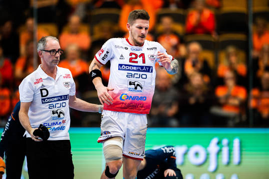 HK Malmös Hampus Olsson får hjälp av planen