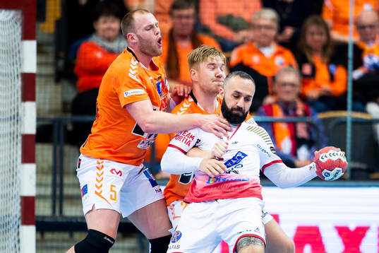 HK Malmös Binai Aziz i kamp mot Kristianstads Emil Hansson