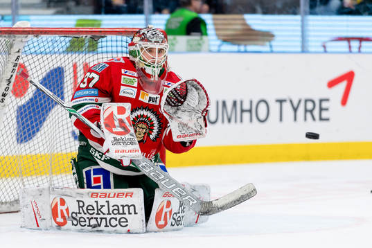 Frölundas målvakt Johan Gustafsson före ishockeymatchen