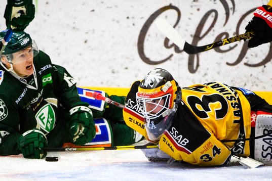 Färjestads Gustav Rydahl och Luleås målvakt Joel
