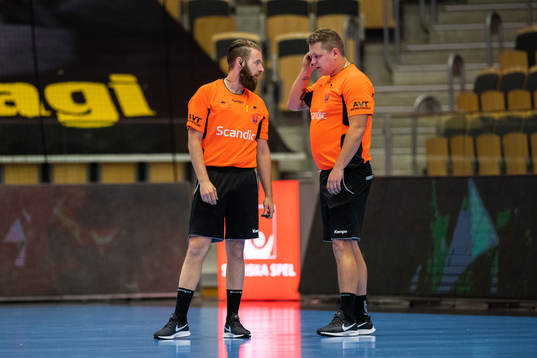 Domarna Joakim Lindbratt och Tommie Moberg