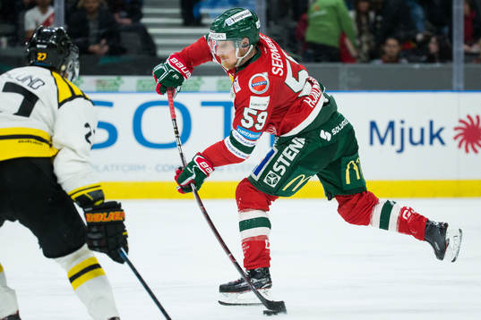 Frölundas Simon Hjalmarsson skjuter ett skott