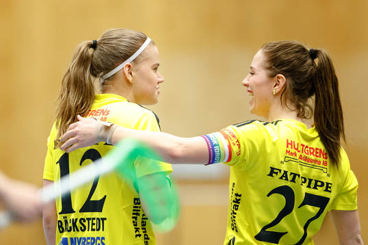 Endres Ellen Bäckstedt och Sara Steen jublar