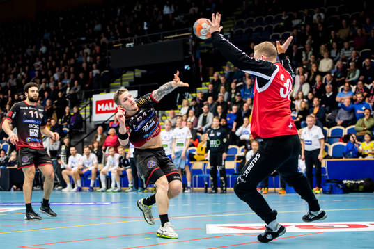 HK Malmös Hampus Olsson och Skövdes målvakt Marcus