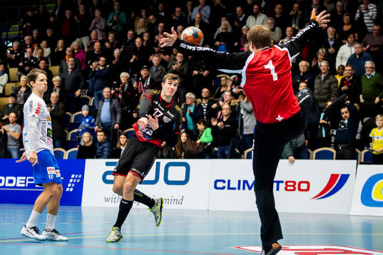 HK Malmös Otto Lagerqvist och Skövdes målvakt Håvard
