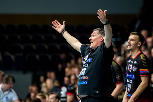 HK Malmös tränare Stian Tönnesen agerar