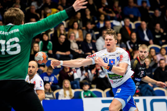 Skövdes Axel Franzén och HK Malmös målvakt Robin