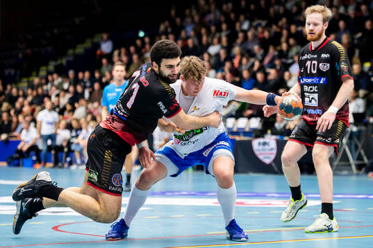 HK Malmös Awad Kassem och Skövdes Axel Franzén
