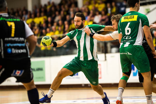 Hammarbys Patrik Fahlgren stoppas av Karlskronas Nicklas