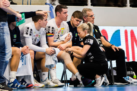 Ystads Kim Andersson får sitt knä lindat