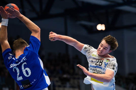Alingsås Niclas Barud täcker skott från Ystads Jonathan
