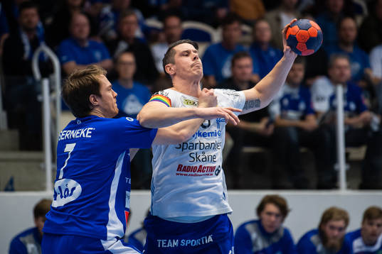 Alingsås Felix Claar och Ystads Kim Andersson i kamp om