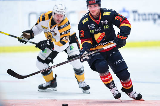 Djurgårdens Linus Hultström och Skellefteås Oscar Möller
